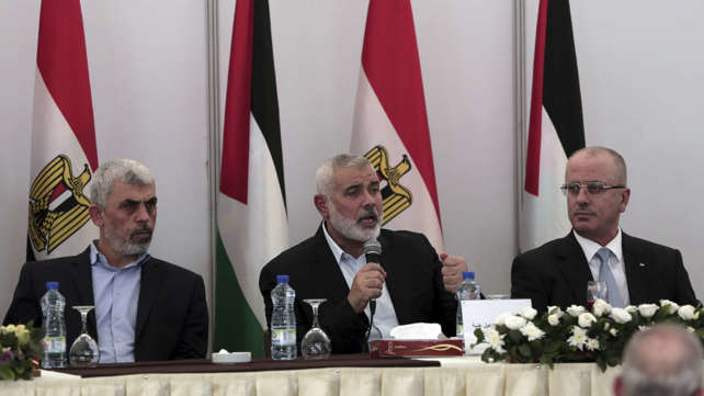 מימין: ראש הממשלה הפלסטיני ראמי חמדאללה, ראש הלשכה