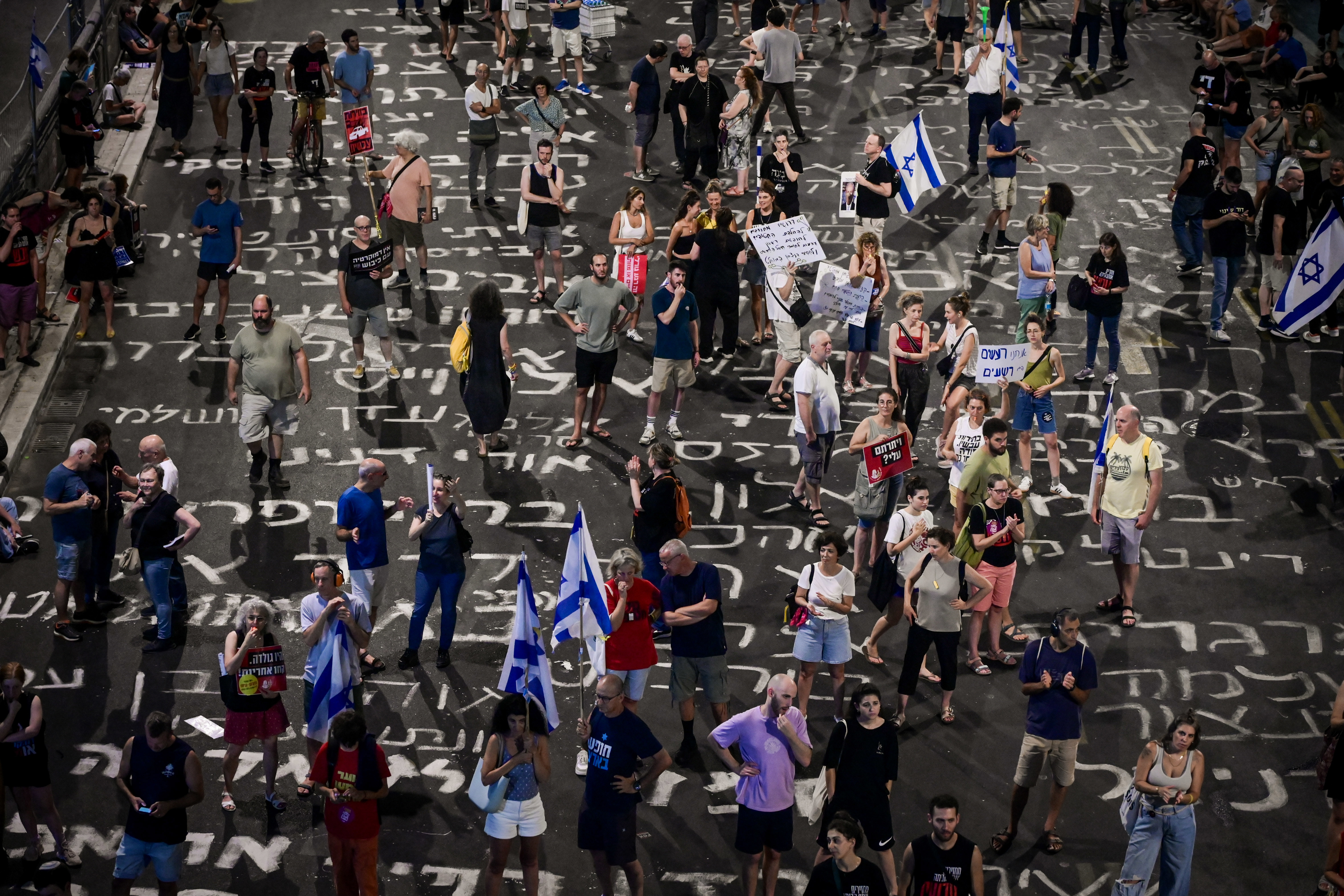 מפגינים מוחים בקריאה לשחרור חטופים המוחזקים בעזה, מחוץ לבסיס הקריה בתל אביב