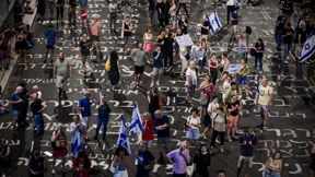 מפגינים מוחים בקריאה לשחרור חטופים המוחזקים בעזה, מחוץ לבסיס הקריה בתל אביב