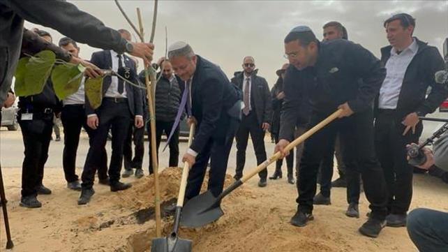 איתמר בן גביר בנטיעות בעוטף עזה