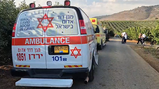 צוותים רפואיים בשטח החקלאי בו נפצעו פועלים זרים מנפל סמוך למטולה, 18.08.26