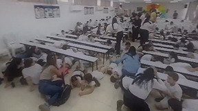 מתחת לשולחן עם ידיים על הראש: כך נראית השגרה של ילדי הצפון | המלחמה בצפון וזעם התושבים