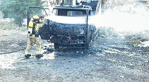 חשד לרצח ברמלה: גבר שנורה למוות אותר בתוך משאית שהוצתה