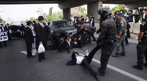 במחאה נגד חוק הגיוס: עשרות חרדים חוסמים את כביש 4; ארבעה נעצרו