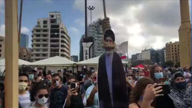 דמותו של נסראללה תלויה בהפגנה בביירות 8.8.2020 
