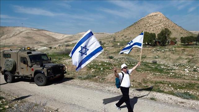 אדם צועד בבקעת הירדן