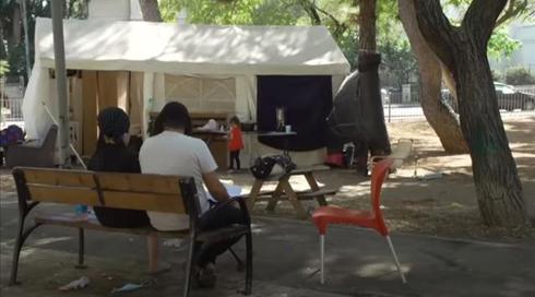 אבי משפחה שמתגוררת ברחוב: "אתה סופר את הימים כאילו אתה בשבי"