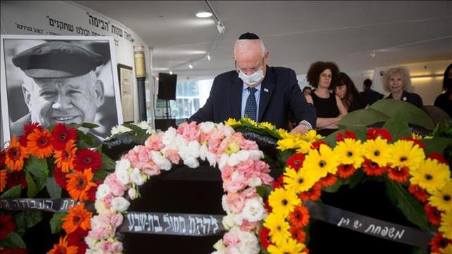 הנשיא ריבלין לפני ארונו של דני קרוון, בכיכר הבימה. 31.05.21