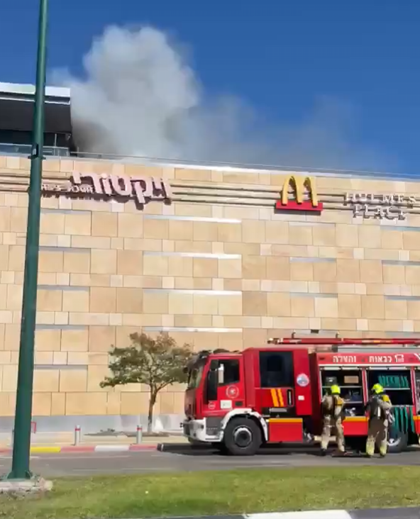 שריפה בקניון שבעת הכוכבים בהרצליה, מאי 2026