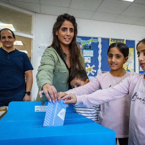 En Kfar Saba votaron en masa, a pesar de la lluvia