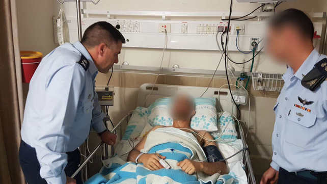 מפקד חיל האוויר אלוף עמיקם נורקין מבקר את הטייס הפ