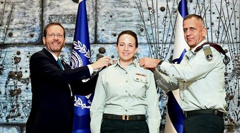 עושה היסטוריה: המזכירה הצבאית הראשונה לנשיא נכנסה לתפקיד