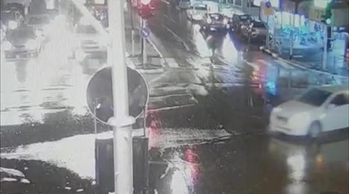תיעוד: בן 3 התפרץ לכביש סואן, פקח תפס אותו