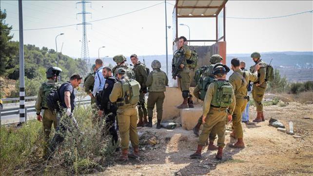 כוחות צבא מאבטחים תחנת אוטובוס