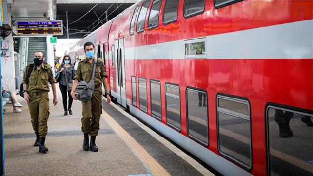 חיילים בתחנת רכבת סבידור מרכז בתל אביב, יוני 2020