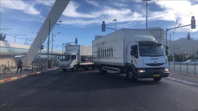 משאית חוסמת את גשר המיתרים