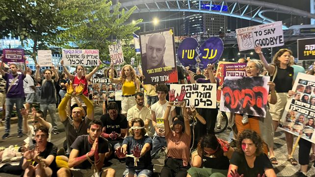 מצג מחאה בהפגנה בבגין בתל אביב