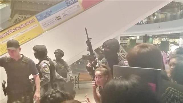 כוחות הביטחון מפנים אנשים מהקניון בתאילנד בו בוצע הירי 08.02.20