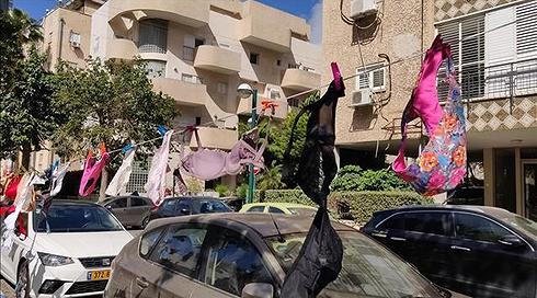 "מחאת התחתונים": הפגנה מול ביתו של נתן אשל