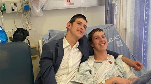 שני אחים נפצעו קל בפיגוע: "אלעזר סייע לאישה, דובי היה בתחנה כשהירי החל"