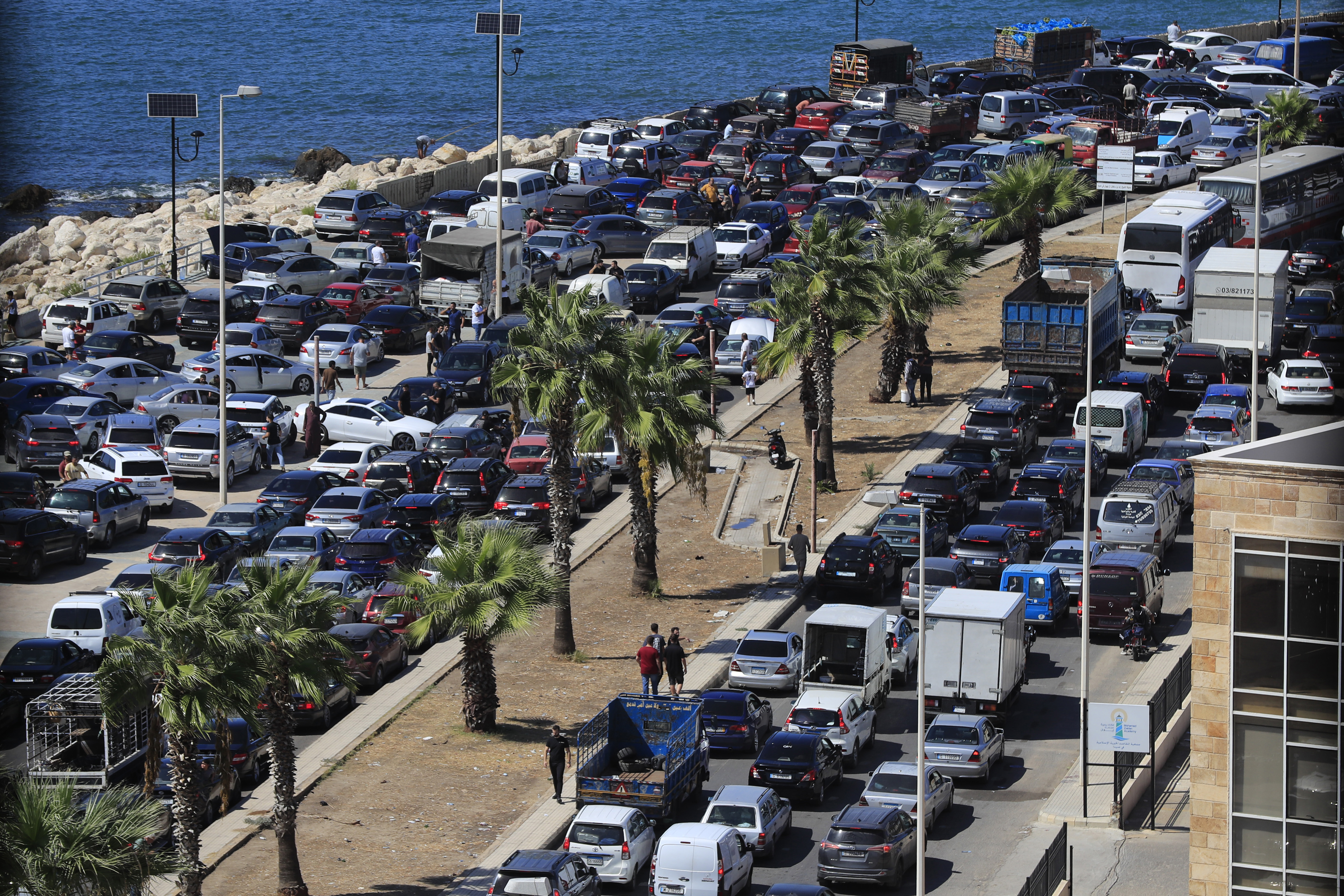 אזרחים נמלטים מצידון בלבנון מחשש מתקיפות צה"ל