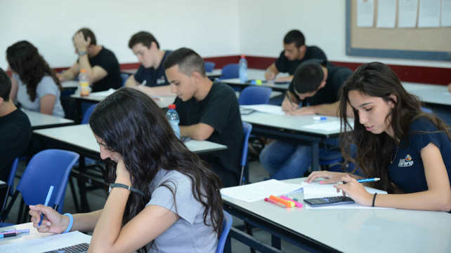 תלמידים נבחנים. למצולמים אין קשר לכתבה