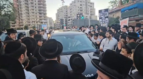 הזעם החרדי נגד הגיוס מופנה פנימה: נציגי ציבור הותקפו ברכבם
