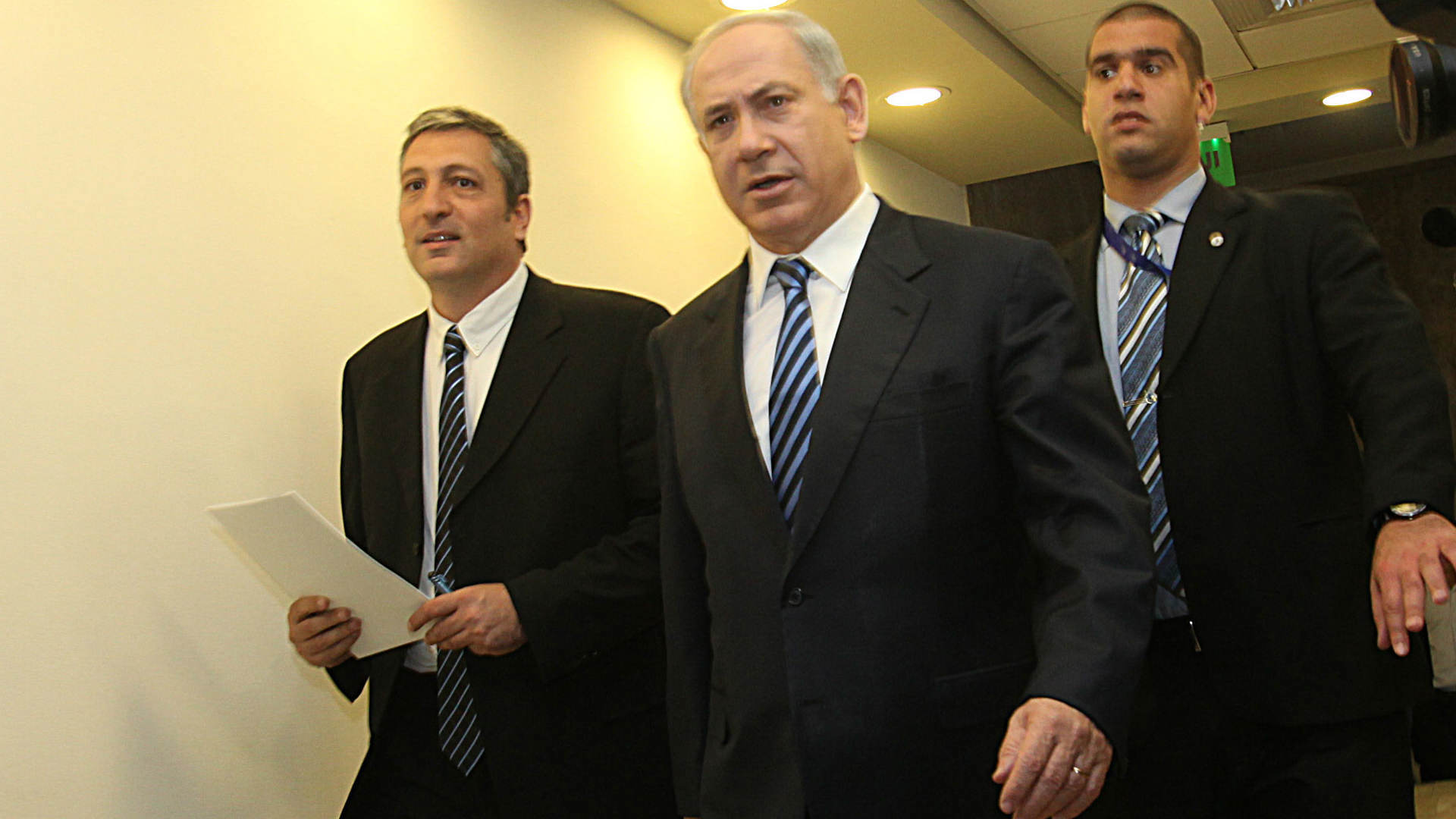 רה"מ, בנימין נתניהו, לצד יועצו לשעבר ניר חפץ