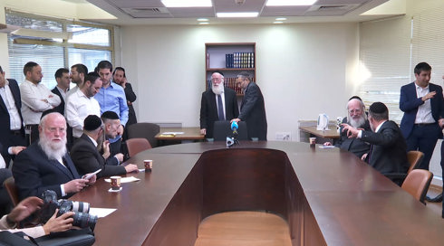 "חוק גיוס לפני תקציב": המפלגות החרדות ממשיכות לאיים בהפלת הממשלה