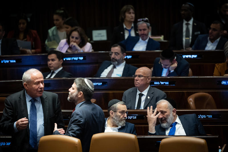 סמוטריץ' לצד ח"כים חרדים במהלך דיון בכנסת