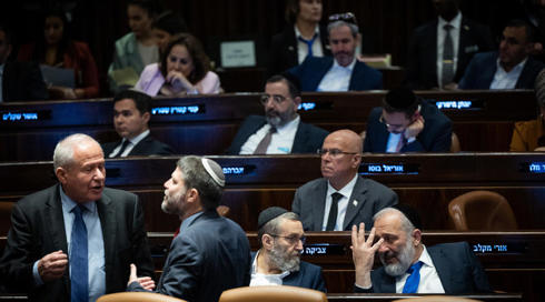 נבחרי ציבור חרדים נגד סמוטריץ': אם יכשיל את חוק הגיוס - נפיל את הממשלה