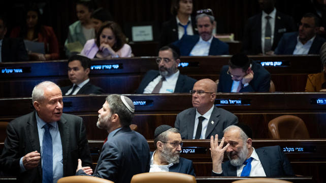 סמוטריץ' לצד ח"כים חרדים במהלך דיון בכנסת