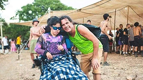 האב והבת בכיסא גלגלים