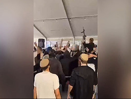 רובים, חרבות ושירים נגד המדינה: התיעודים המטרידים מחתונות נערי הגבעות