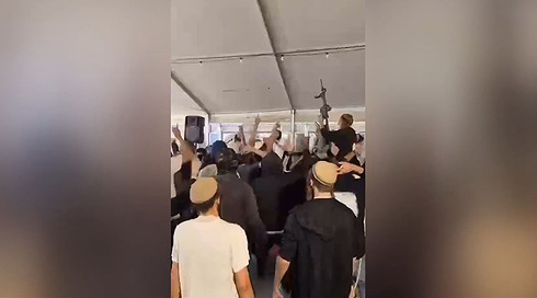 רובים, חרבות ושירים נגד המדינה: התיעודים המטרידים מחתונות נערי הגבעות