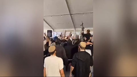 רובים, חרבות ושירים נגד המדינה: התיעודים המטרידים מחתונות נערי הגבעות