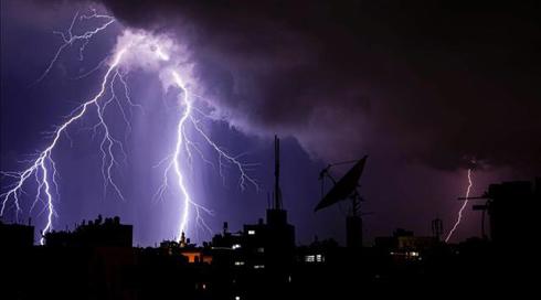 גשם, סופות ברקים והפסקות חשמל בדרום