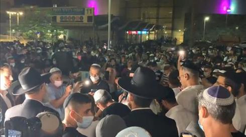 אלפים התפללו מחוץ לחלון חדרו של בראל חדריה שמואלי