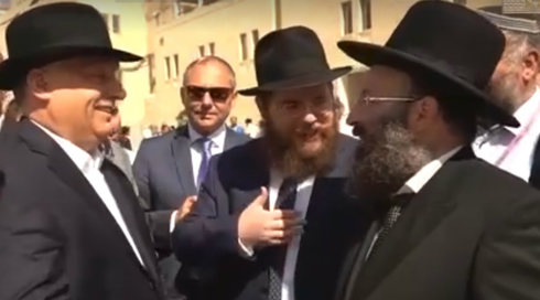 אורבן ביקר בכותל: "אמשיך לתמוך בישראל למרות שזה לא קל"
