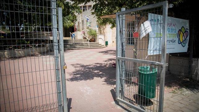 כניסה לבית ספר