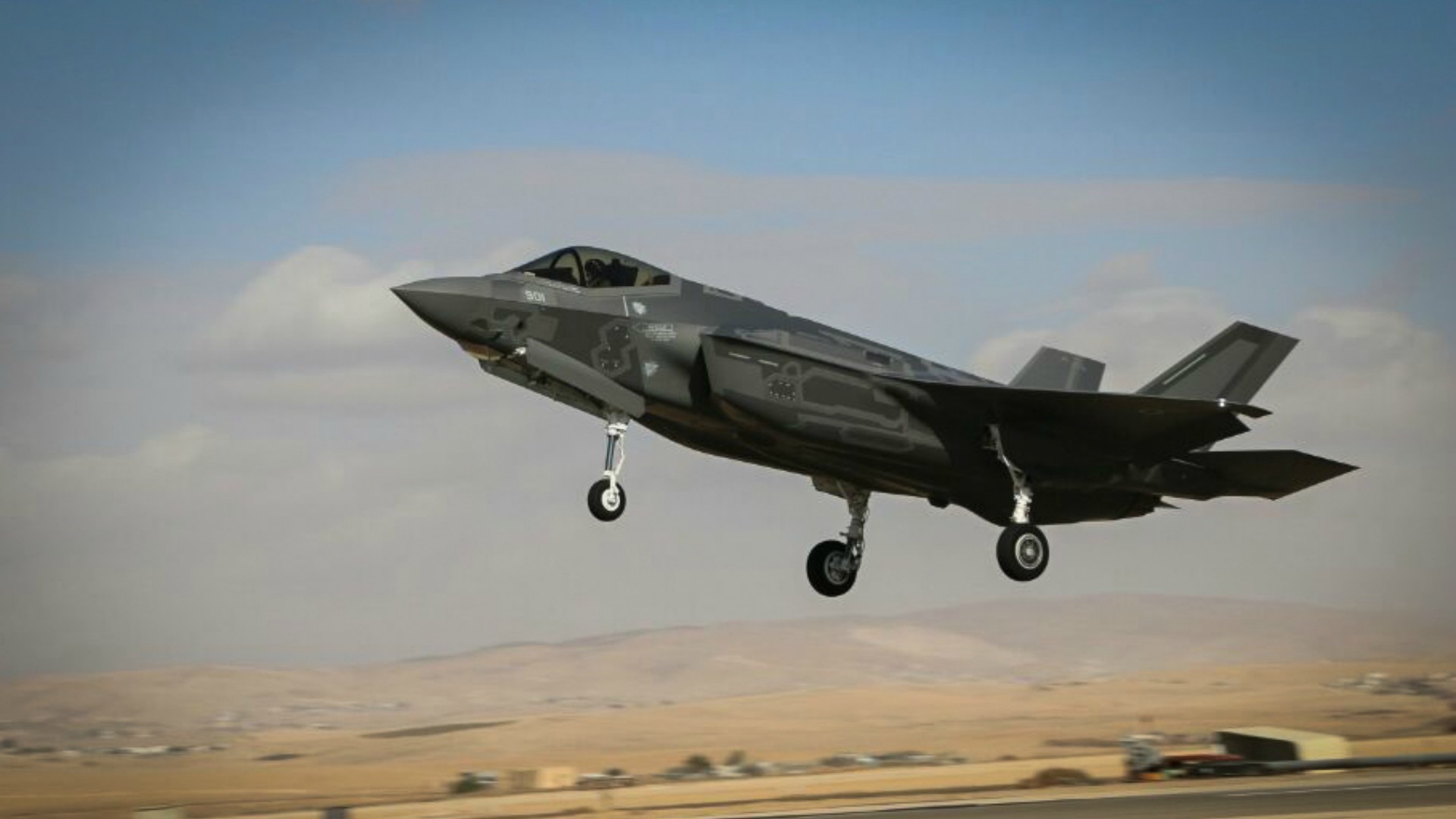 מטוס F-35 ממריא מבסיס חיל האוויר בנבטים