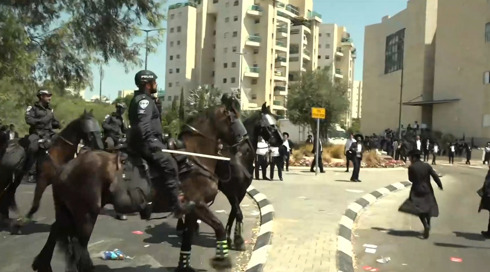 בקריאות "נאצים!": חרדים קיצונים פרצו לבקו"ם ומחו נגד הגיוס
