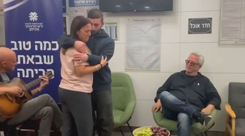 צפו: המפגש המרגש של שלמה ארצי עם שורדי השבי