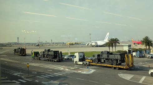 משאיות צבאיות אמריקניות הועמסו על מטוס שטס מהאמירויות, לנתב"ג ובחזרה