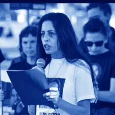 עינב צנגאוקר נואמת בעצרת לשחרור בנה