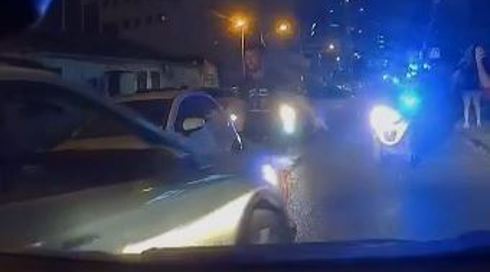 נעמד מול הרכב - הנהג נוסע לאט: תיעוד חדש מהפגיעה במפגין אמש בת"א