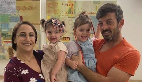 משפחת קוניו: האב דוד, האם שרון והתאומות אמה ויולי