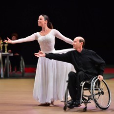 Adam Greenfeld, bailarín en silla de ruedas