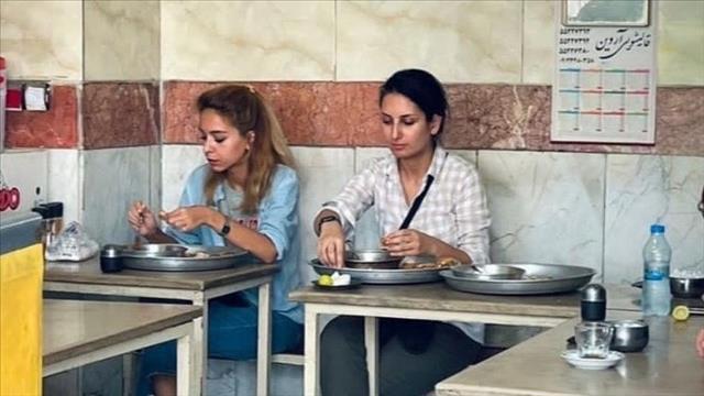 תיעוד נשים אוכלות במסעדה בטהראן בלי חיג'אב