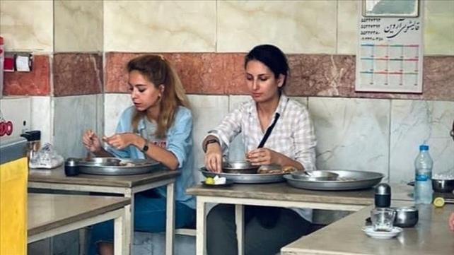 תיעוד נשים אוכלות במסעדה בטהראן בלי חיג'אב